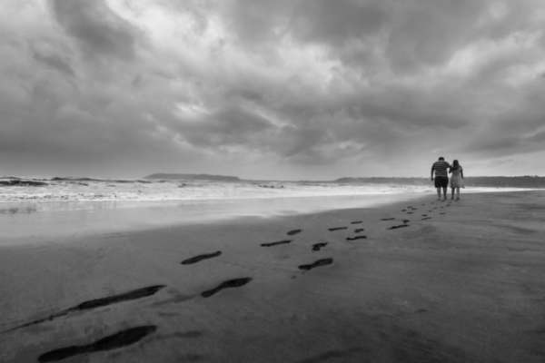 Paartherapie in Erlangen - Paar läuft gemeinsam am Strand